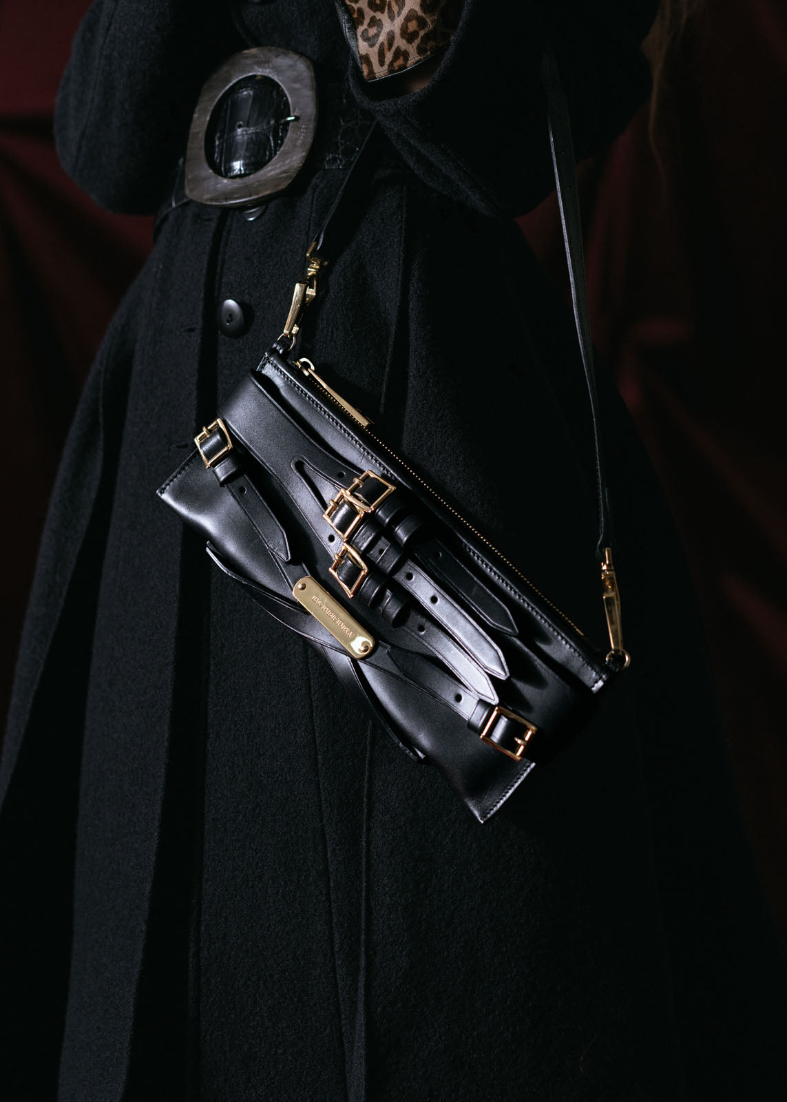 bolso negro piel diseño tipo cinturon al frente forro de tela, hecha en italia, coleccion otoño invierno 2024