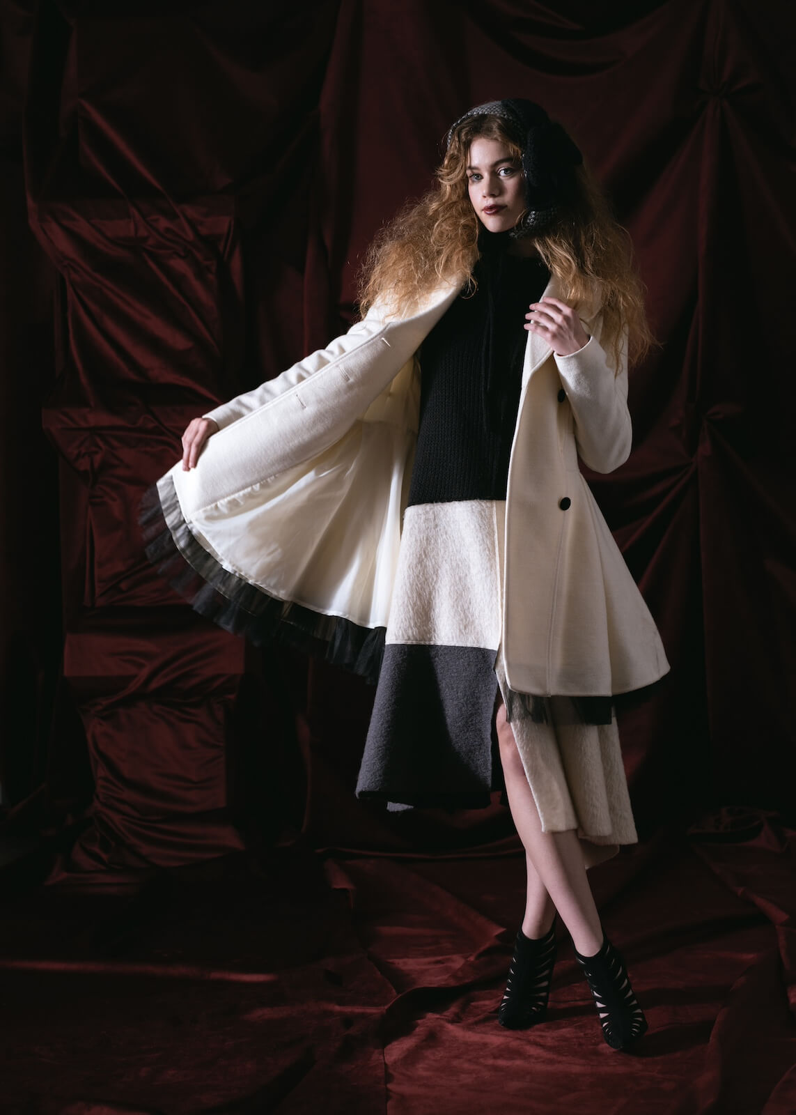 abrigo blanco de lana con olan negro en la parte jnferior, botones forrados caida tipo A coleccion otoño invierno