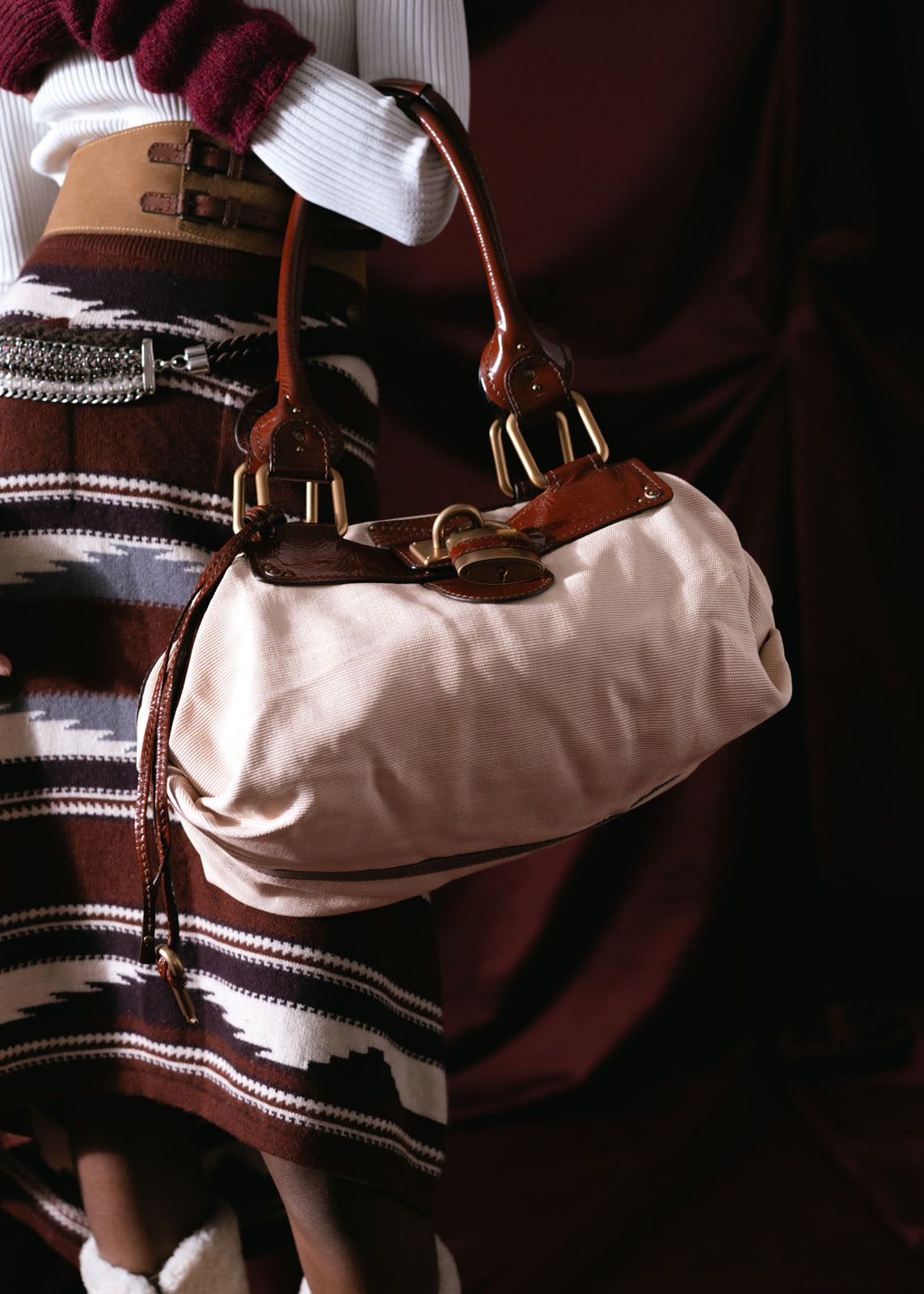 bolsa blanca de piel corres de mano broche diseño candado doble cierre forro cafe 