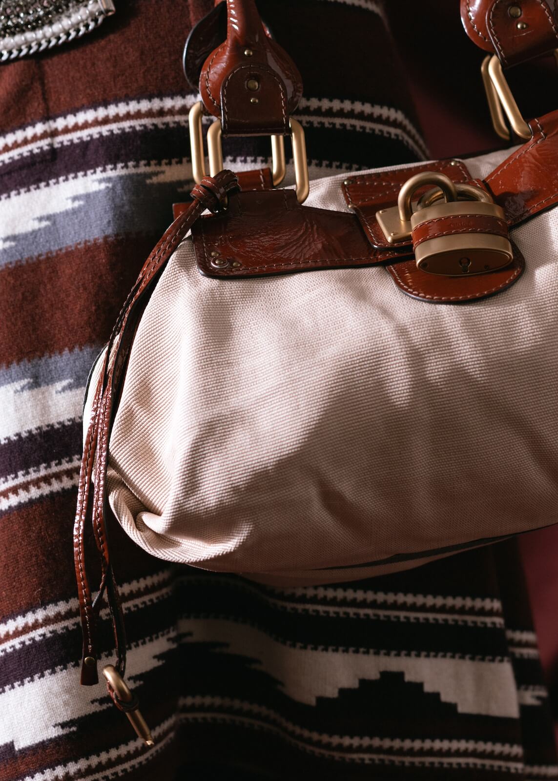 bolsa blanca de piel corres de mano broche diseño candado doble cierre forro cafe&nbsp;