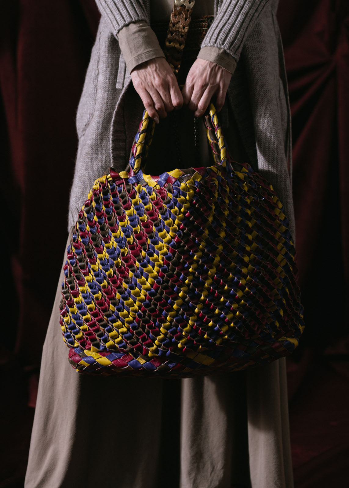 bolso piel mano a colores tejida, bolsa tipo cartera adicional coleccion otoño invierno 2024