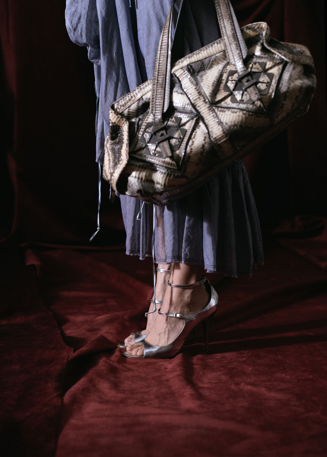 bolso negro gris piel piton forrada agarradera amplias para hombro o mano coleccion otoño invierno 2024