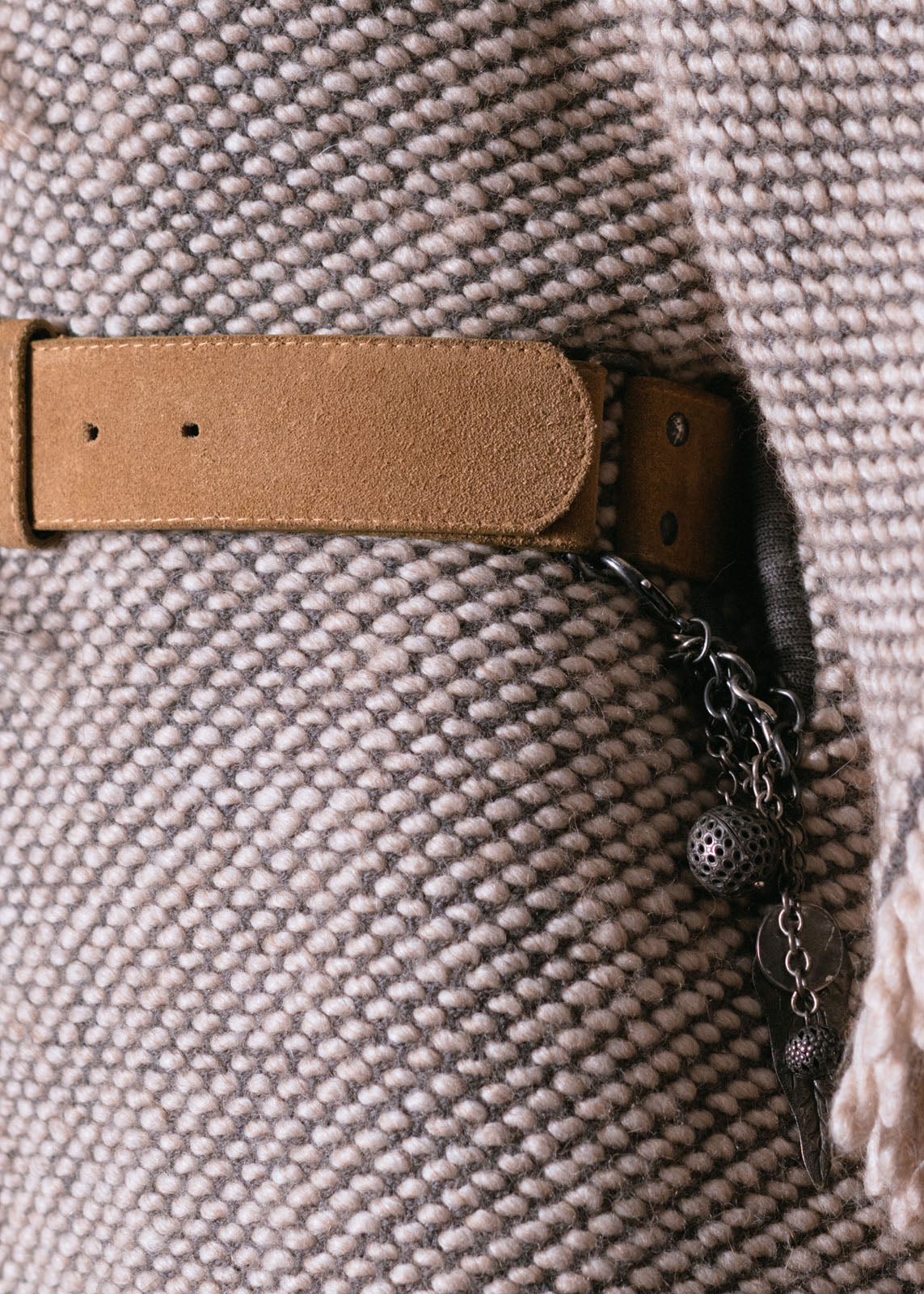 cinturon de piel color camel suave hebilla de metal cadena con detalles coleccion otoño invierno 2024