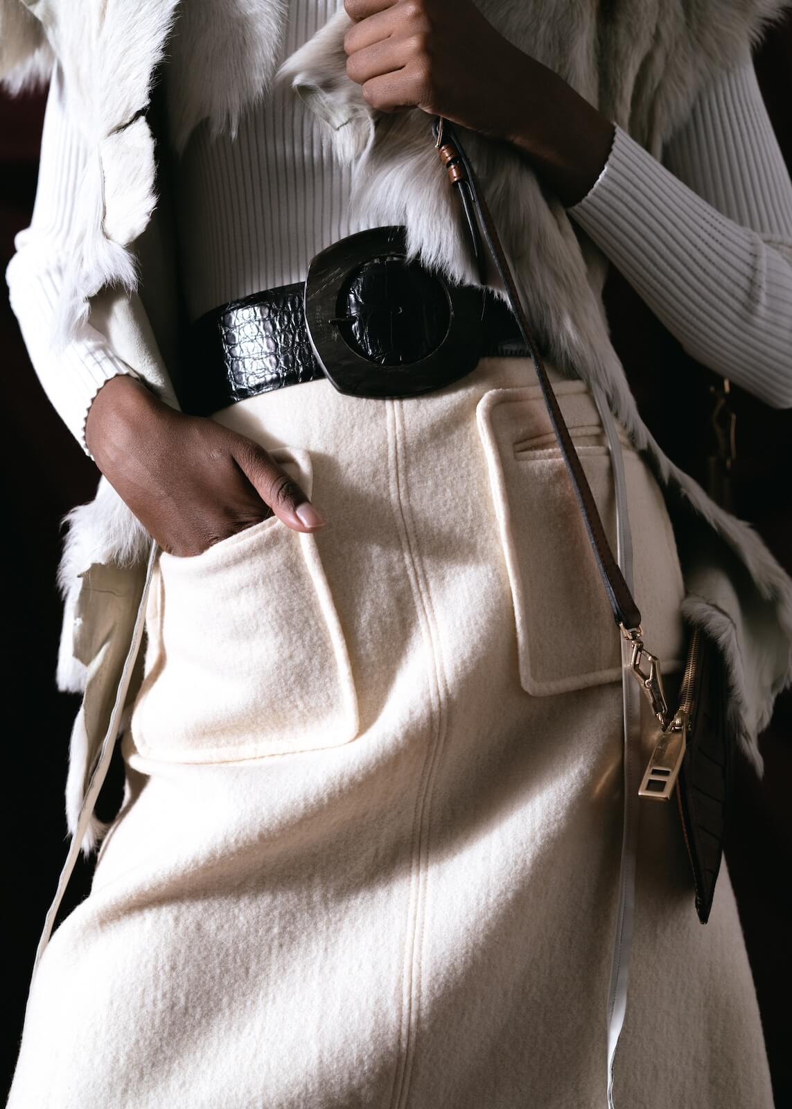 falda beige corta con bolsas 100% lana corte tipo A, a la rodilla coleccion otoño invierno 2024