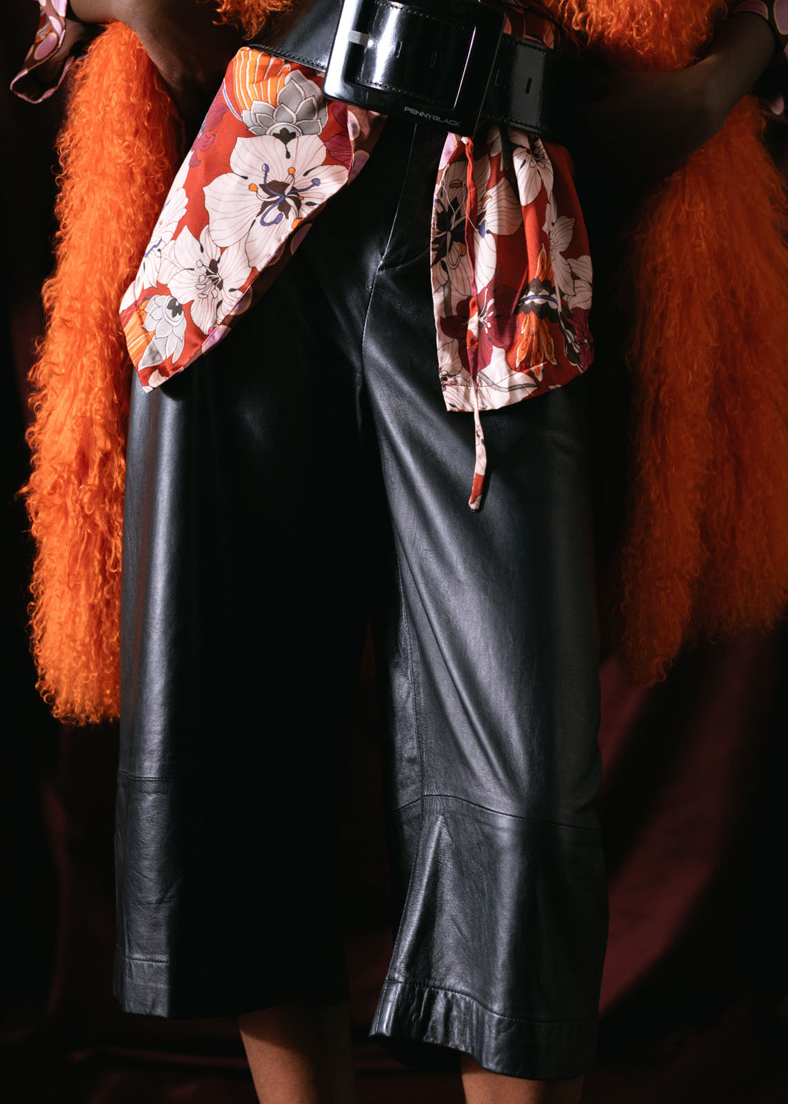 pantalon de piel negro tipo falda bolsas cierre bolsas traseras, coleccion otoño invierno 2024