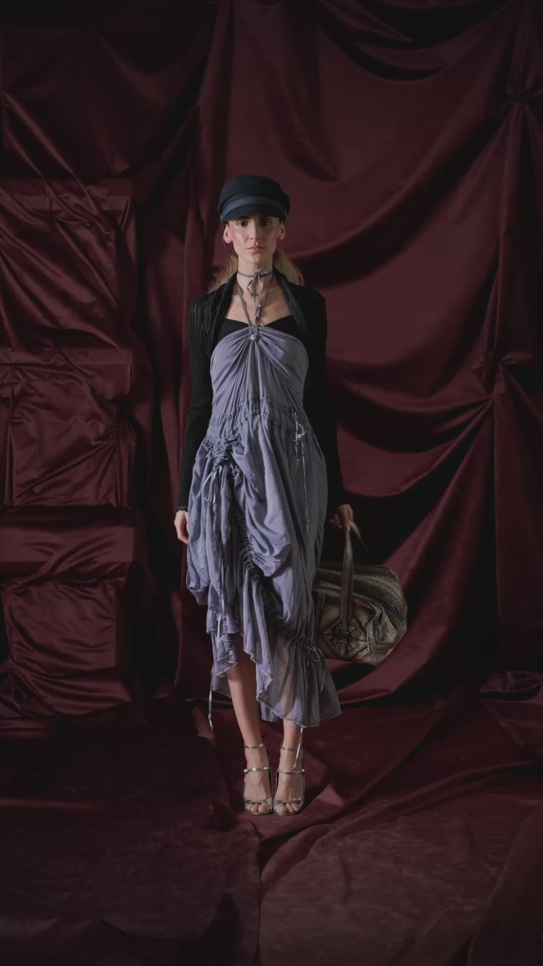 look vestido midi y boina 