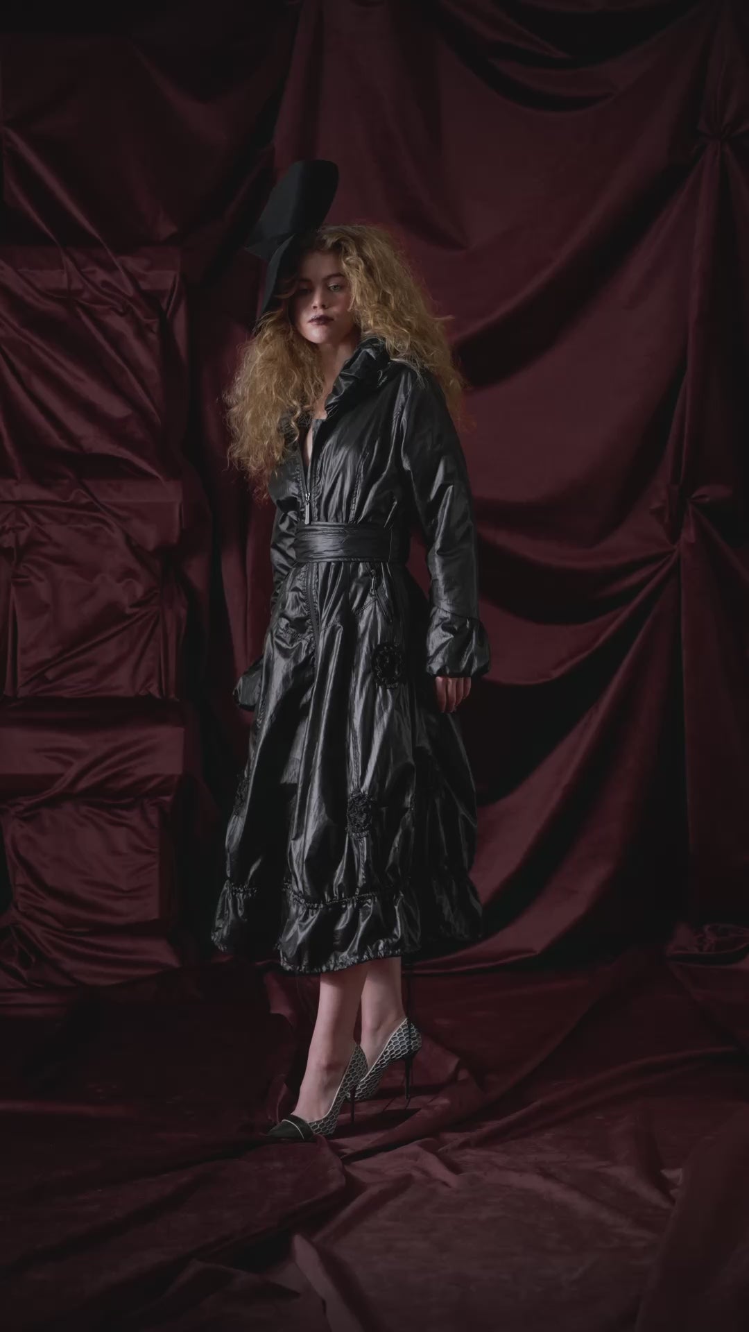 look con abrigo impermeable y sombrero