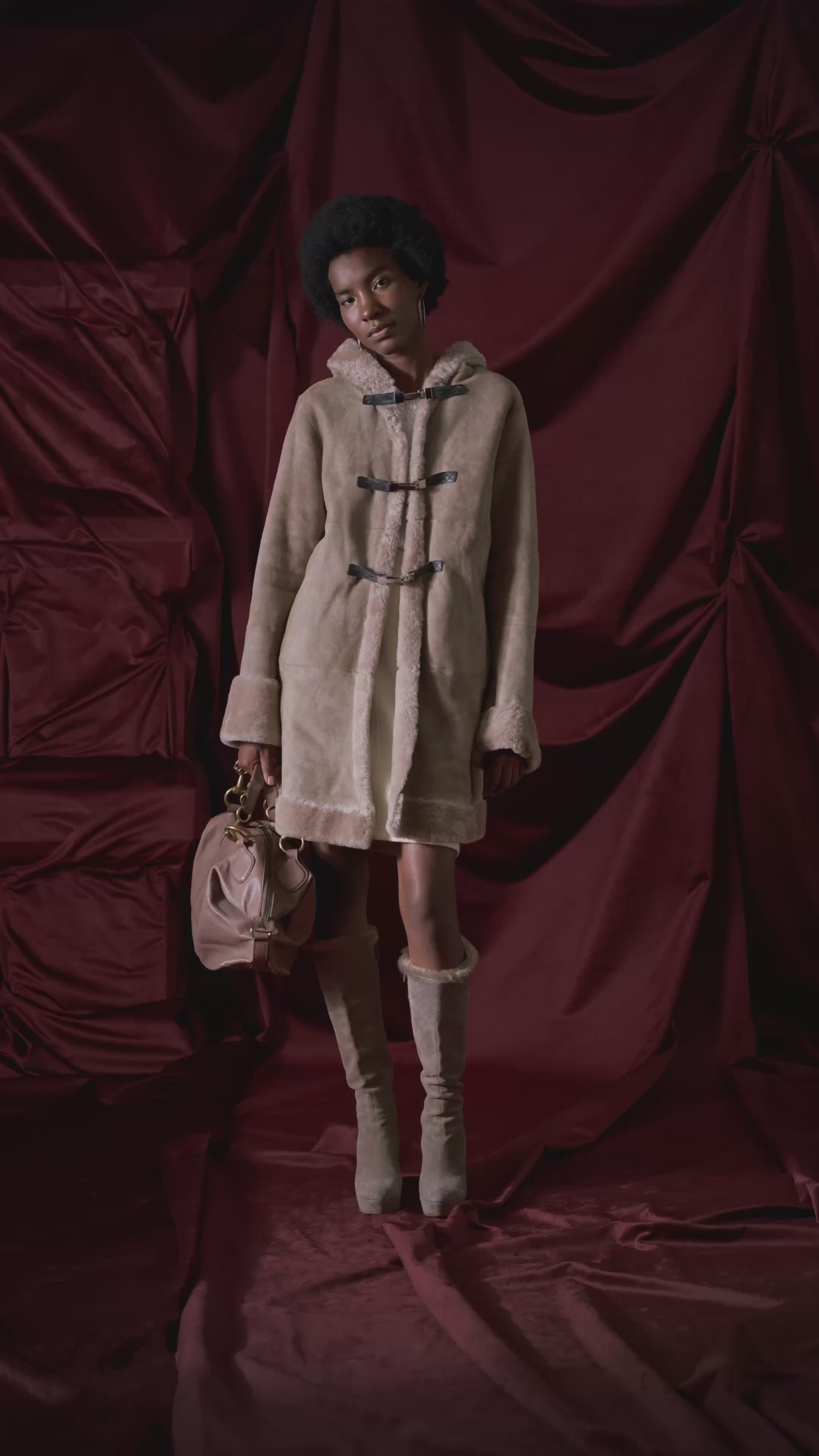look abrigo cafe con capucha y botas altas cafes 