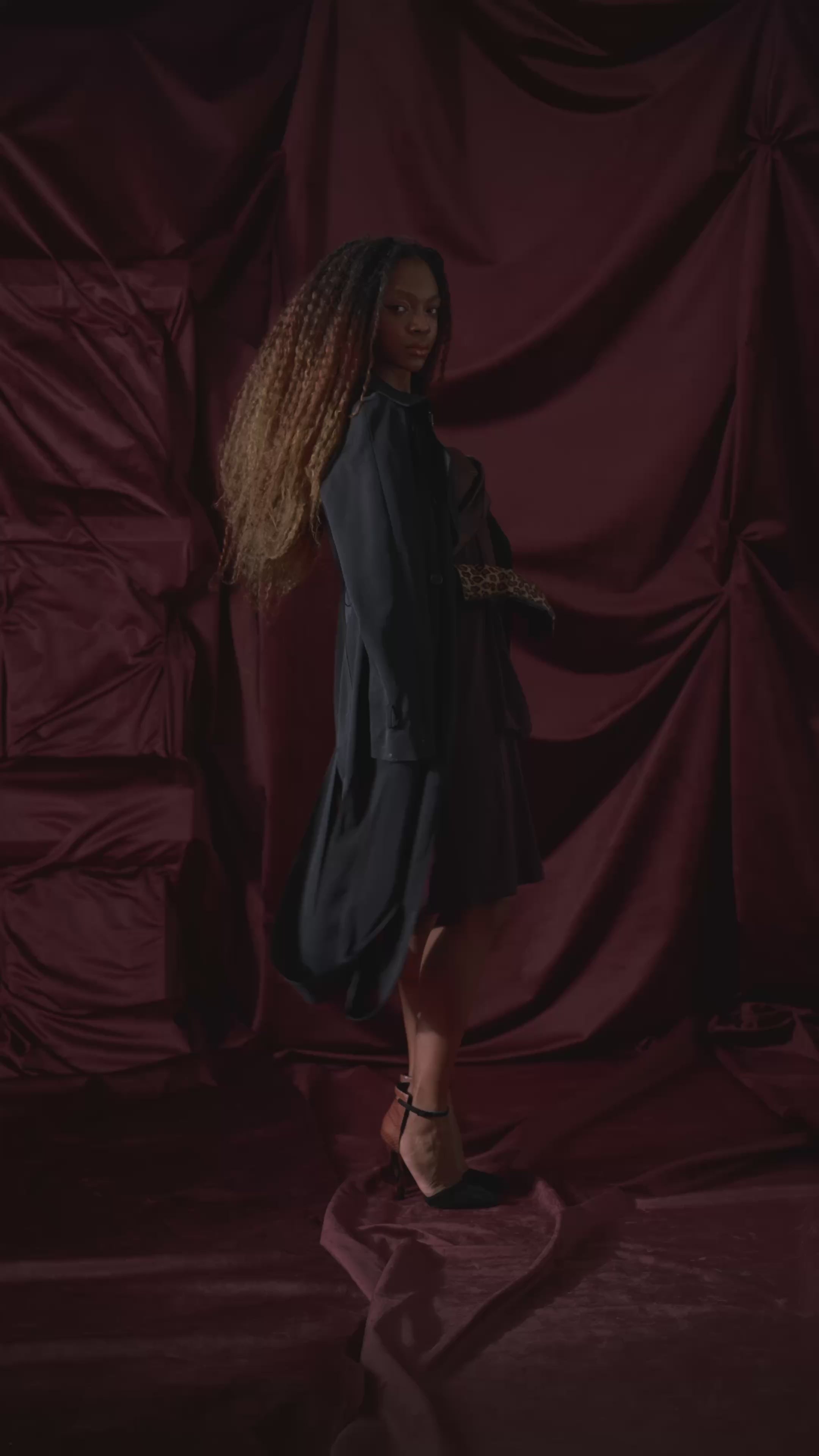 look casual formal de invierno con abrigo negro 