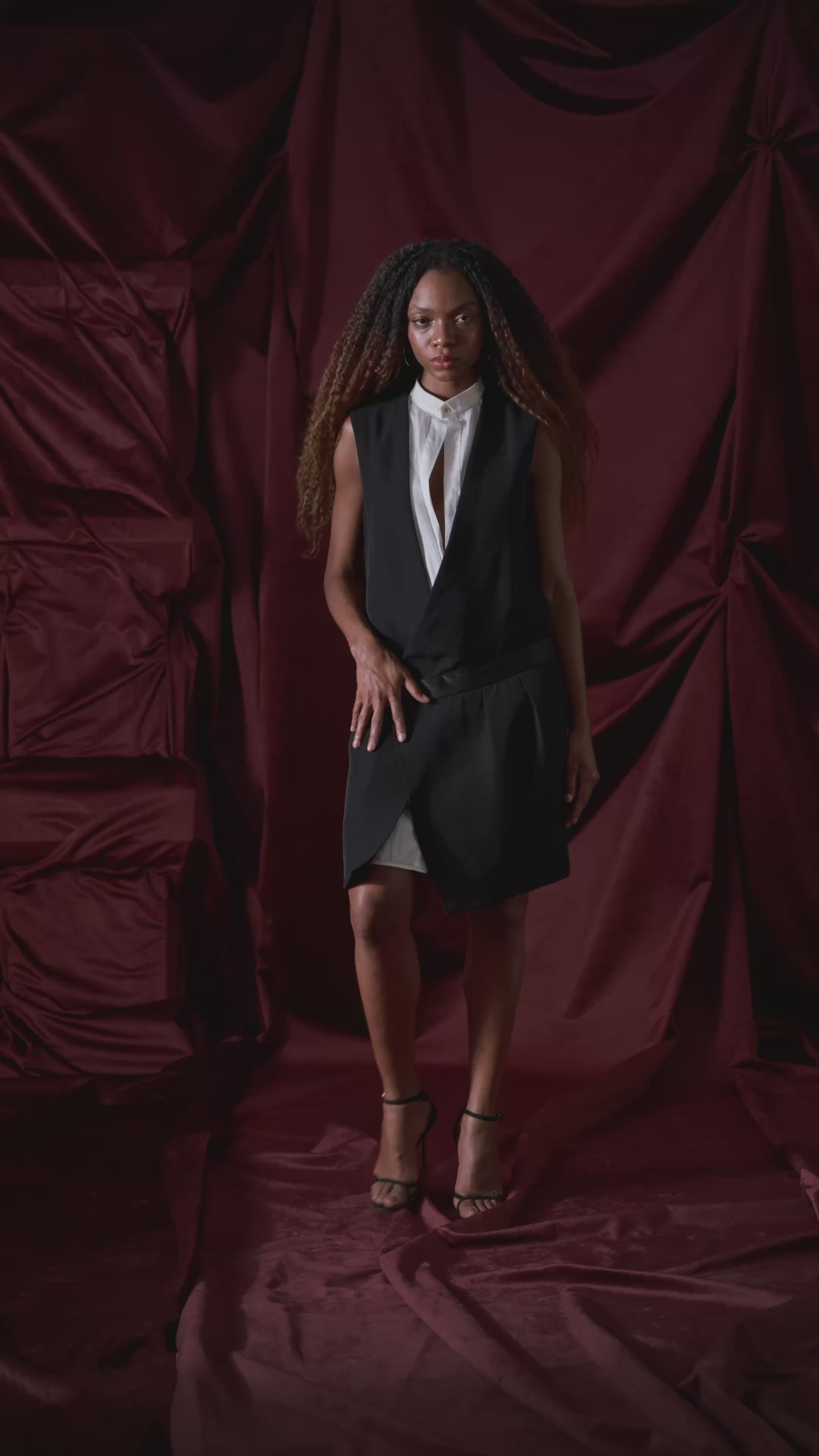 vestido negro con solapas blancas