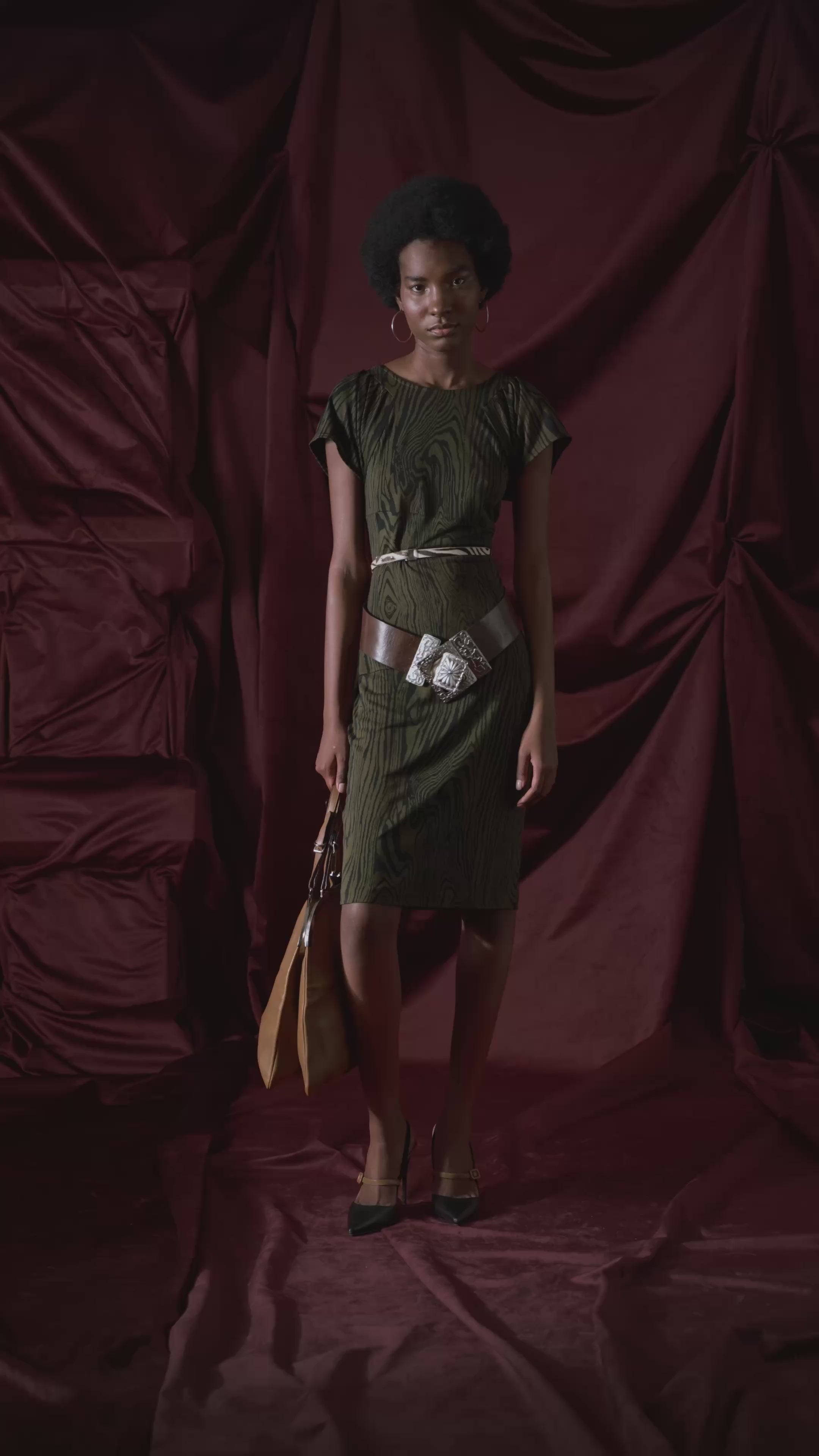 look vestido verde con negro casual y elegante
