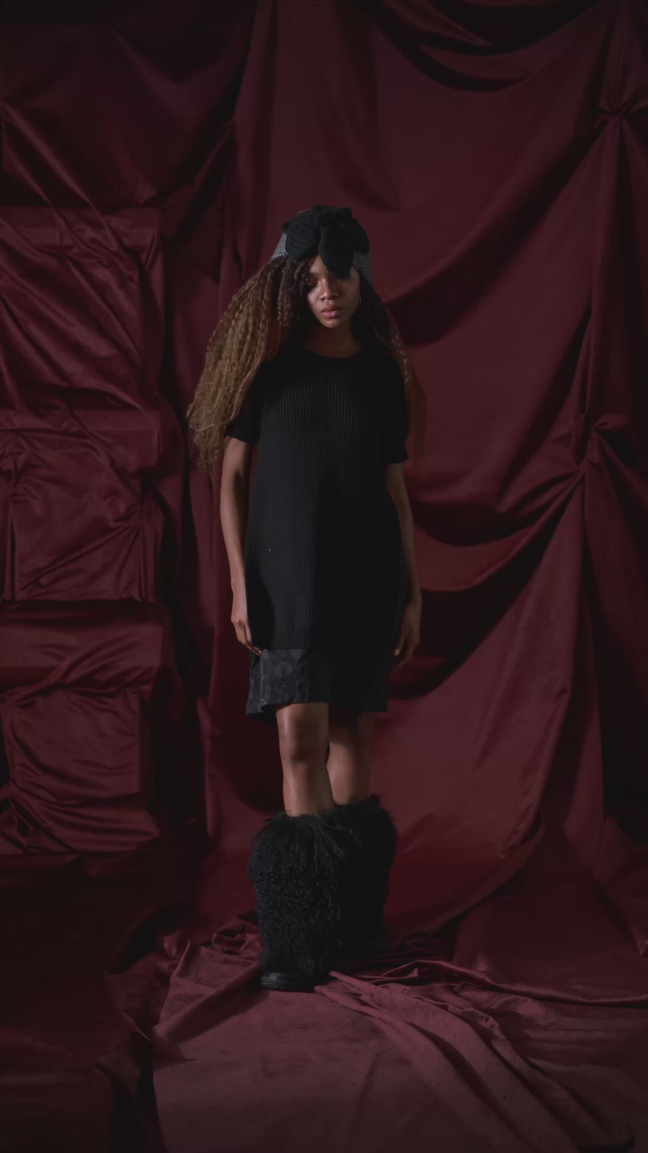 look vestido negro manga corta