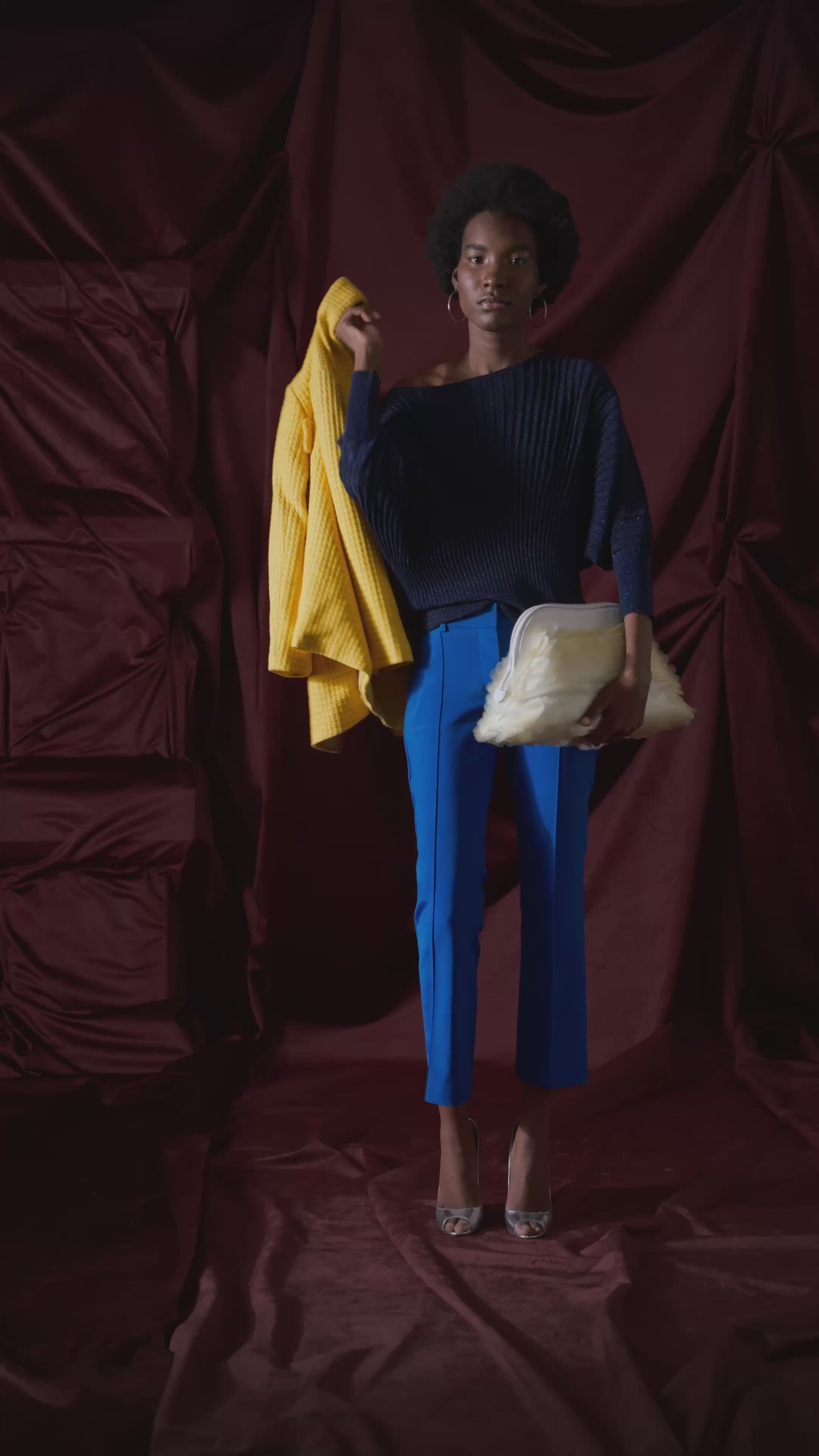 look de noche monocromatico con pop de color