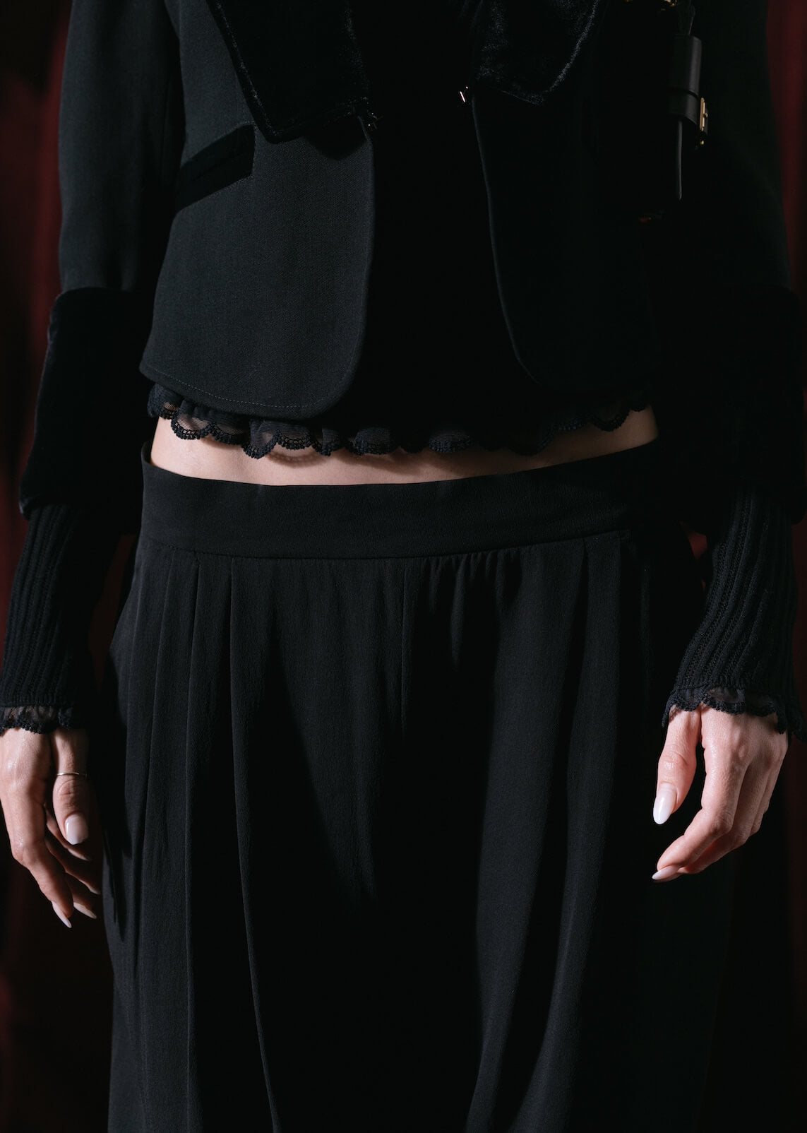 saco a la cintura con solapa y bolsas falsas  de terciopelo, botones forrados, coleccion otoño invierno 2024  