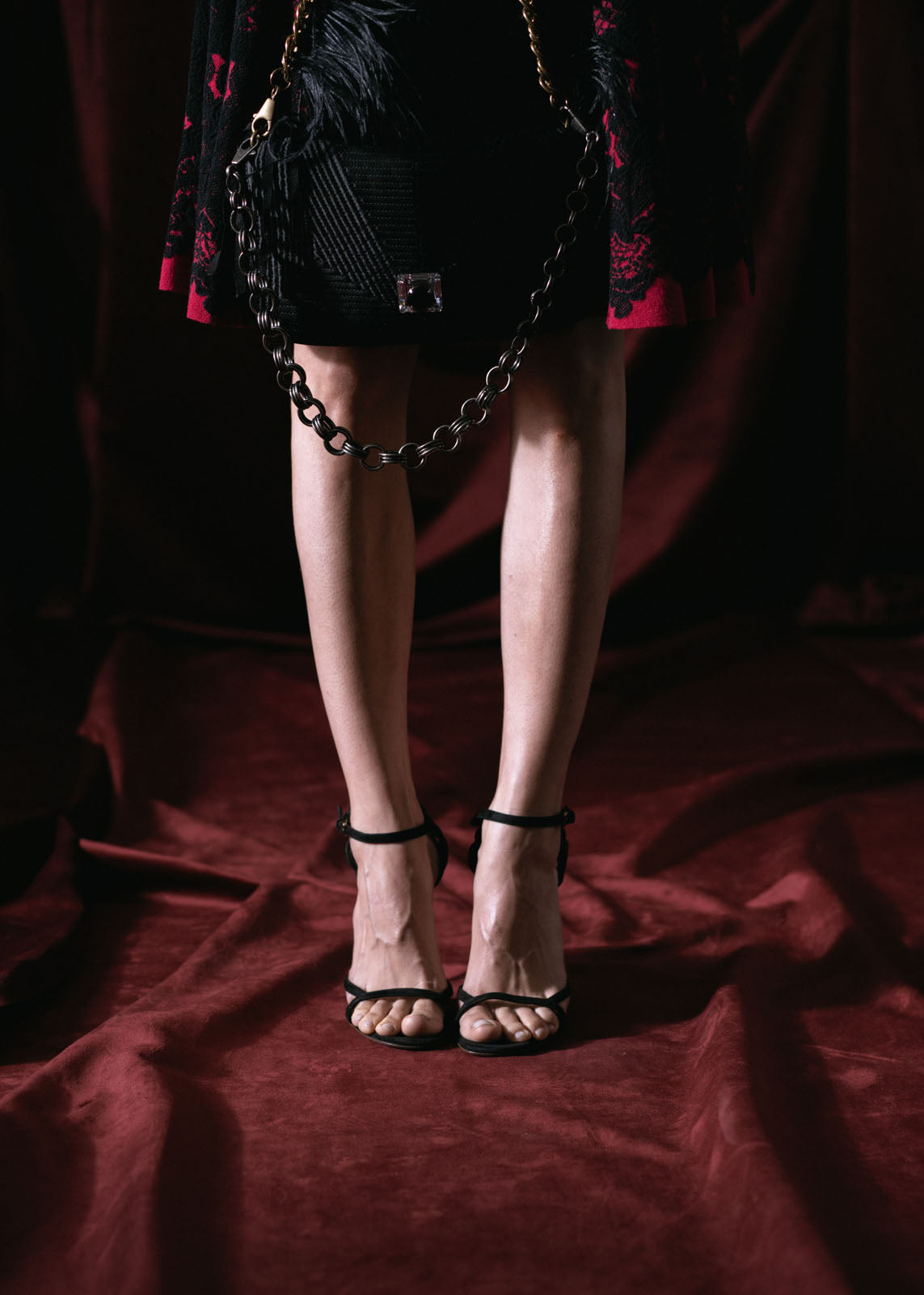 tacones de ante tacon aguja con  detalles traseros correas enfrente y correa de pulsera al tobillo hechos en italia