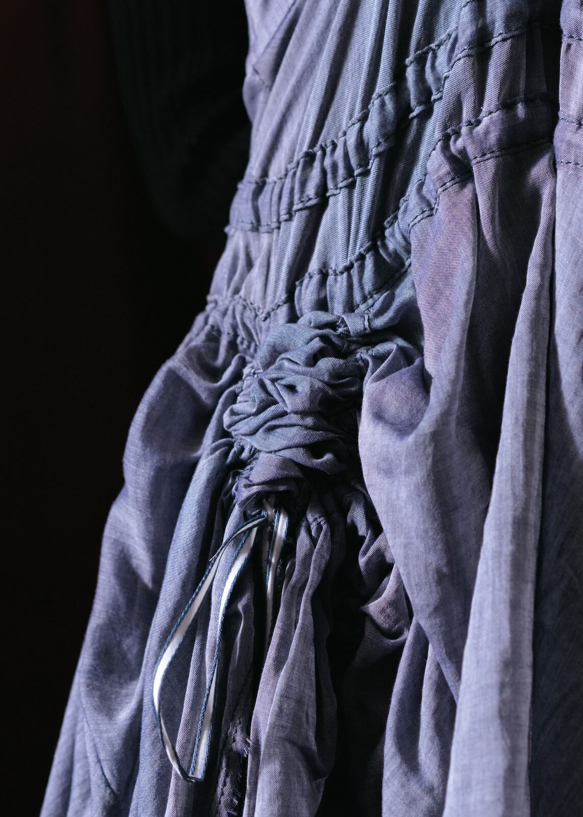 vestido diseño corrugado al percho con botenes traseros con cintas como sujetadores al cuello poliester coleccion otoño invierno 2024
