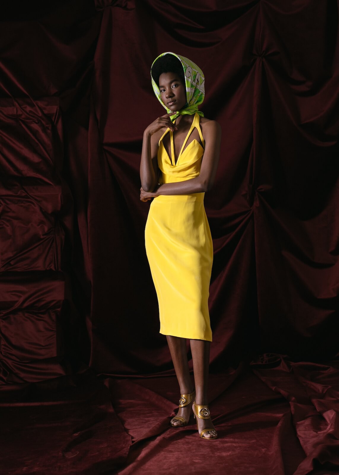 vestido amarillo con escote, corte recto, cierre en parte trasera, tirantes en compas forro, coleccion otoño invierno 2024