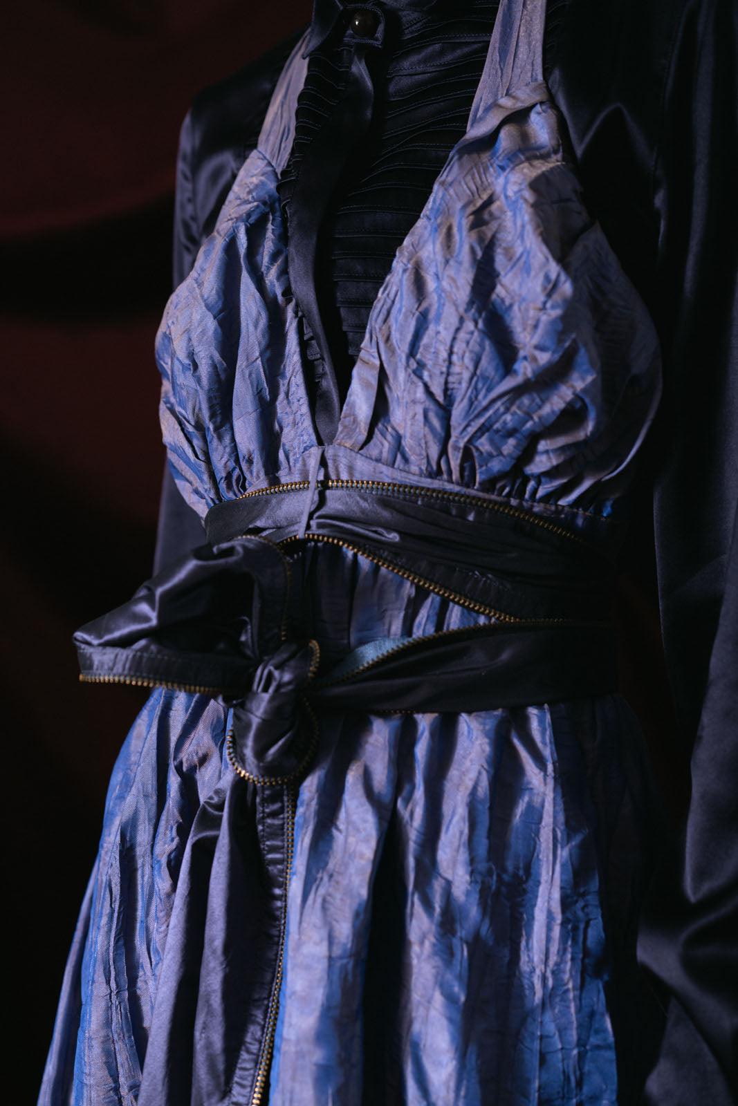vestido azul tornasol corte tipo A tirantes en copas  cinturon de la misma tela para moño coleccion otoño invierno 2024