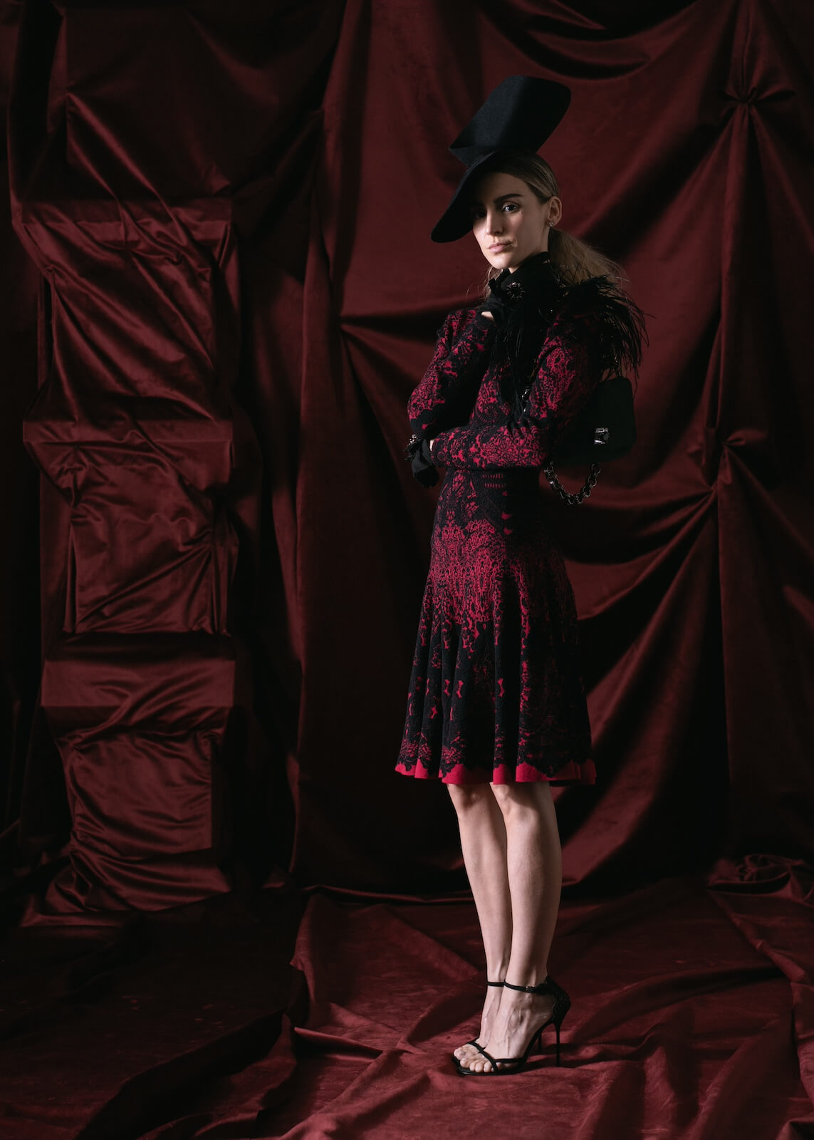 vestido alta costura bordado en negro sobre la tela manga larga corte tipo A ala rodilla diseño italiano coleccion otoño invierno 2024