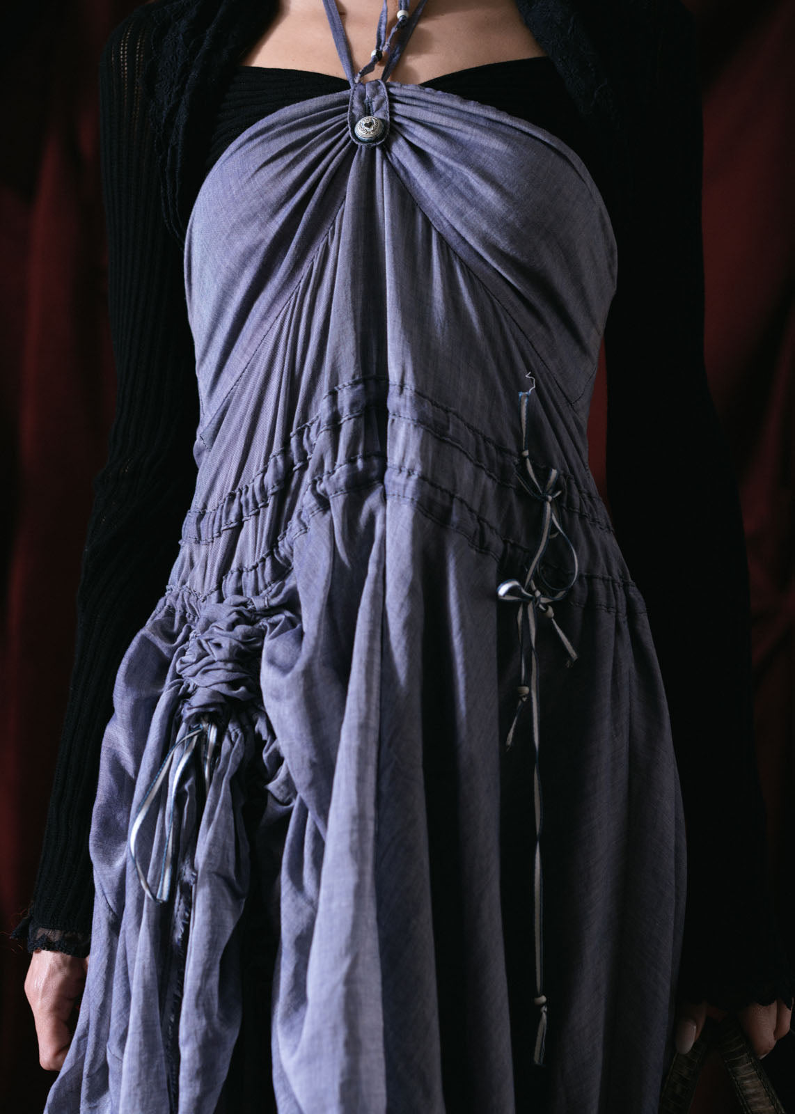 vestido diseño corrugado al percho con botones traseros con cintas como sujetadores al cuello poliester coleccion otoño invierno 2024