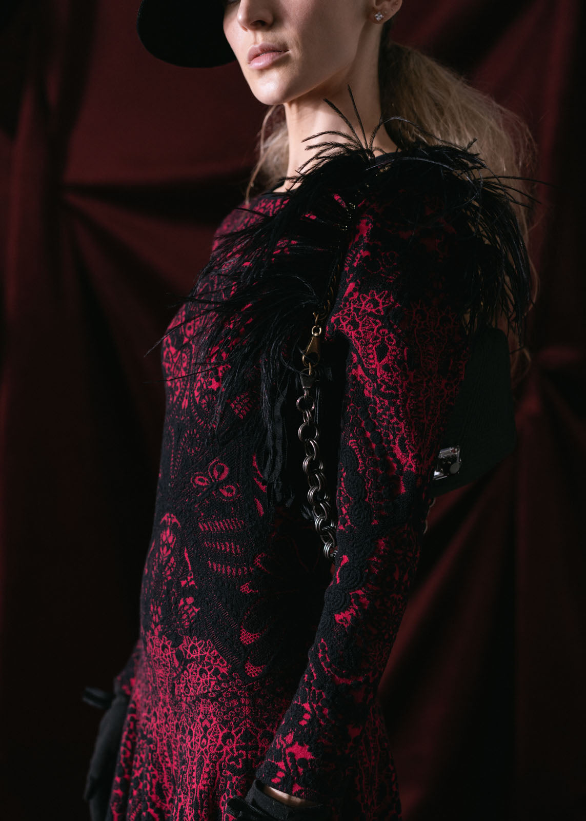 vestido alta costura bordado en negro sobre la tela manga larga corte tipo A ala rodilla diseño italiano coleccion otoño invierno 2024