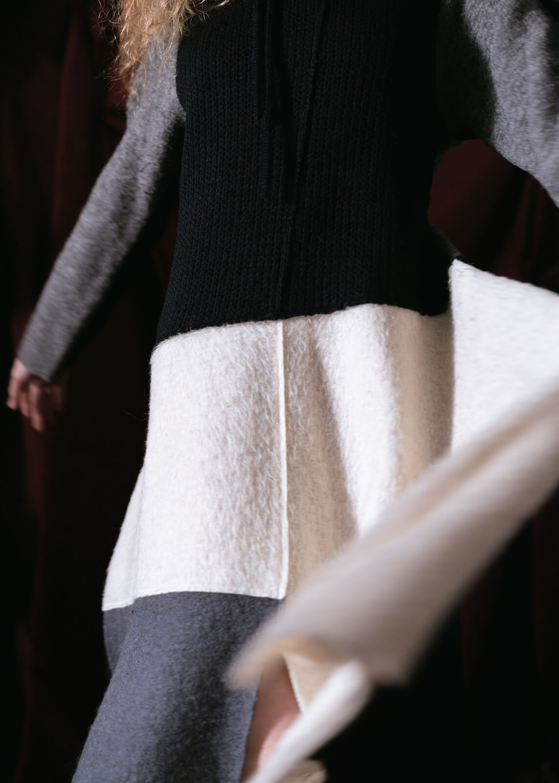 vestido lana combinado con poliester manga larga 3 colores negro gris blanco corte A cierre trasero coleccion otoño invierno 2024