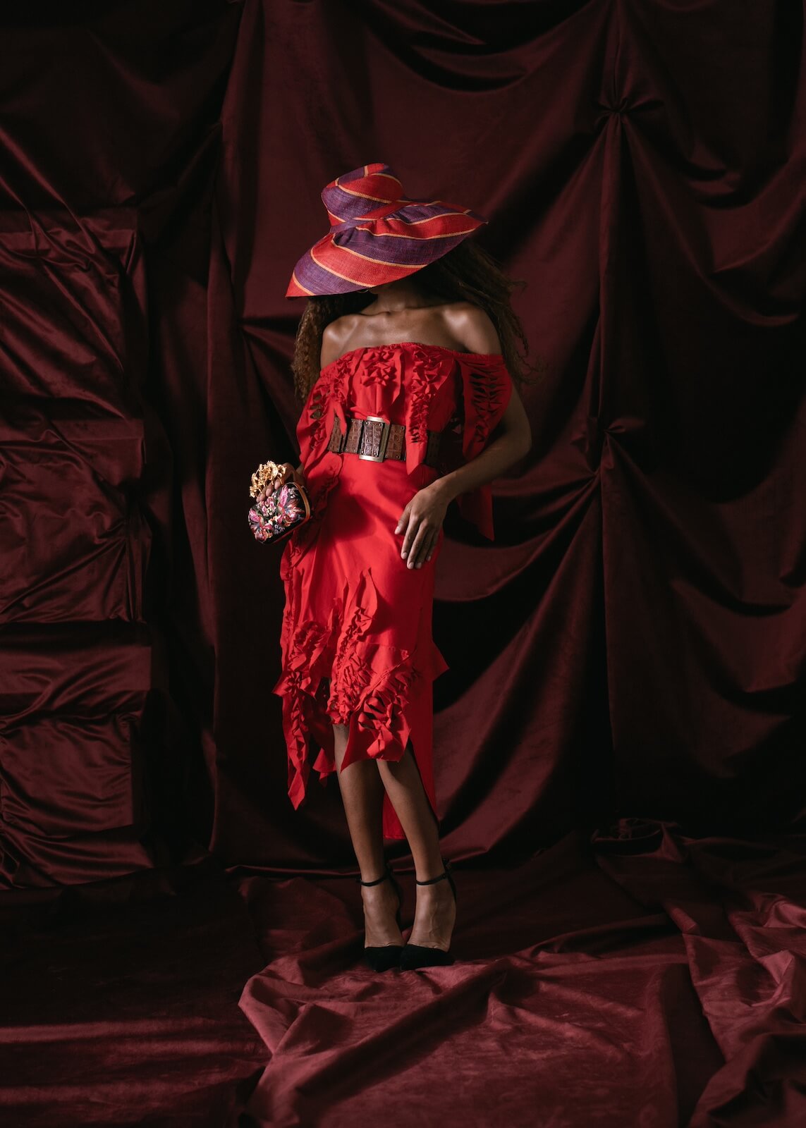 vestido rojo a medios hombros con diseño de tela rasgada en hombros y parte inferior cola de pato, coleccion otoño invierno 2024